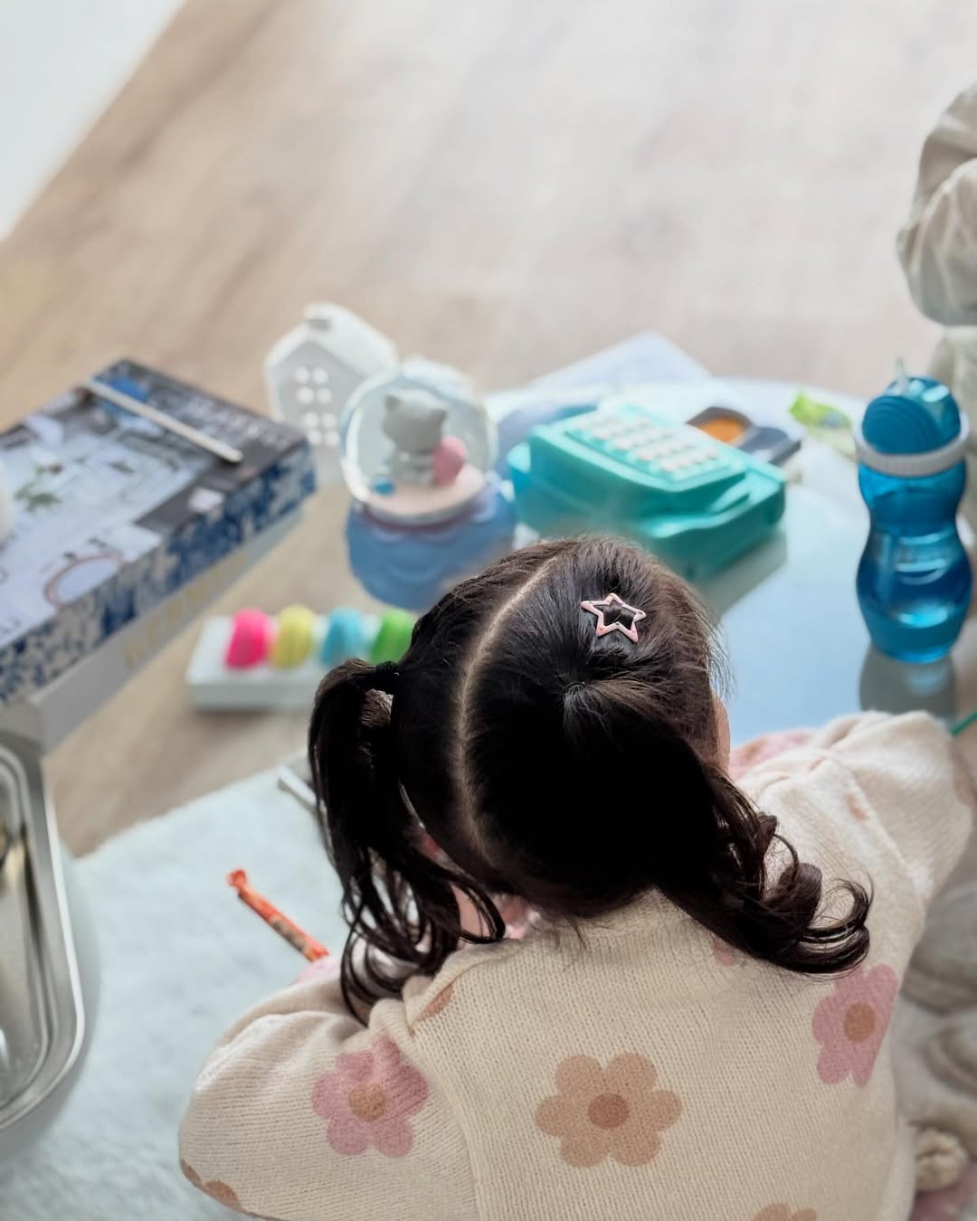 Danışman ve çocuk el ele